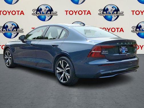 2024 Volvo S60 B5 Core Dark Theme