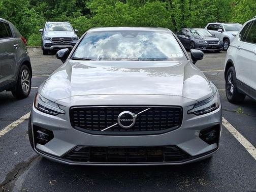 2024 Volvo S60 B5 Core Dark Theme