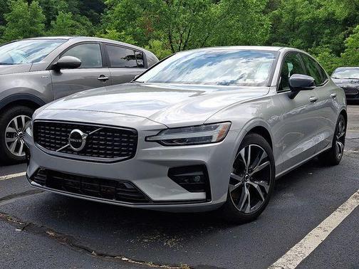 2024 Volvo S60 B5 Core Dark Theme