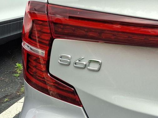 2024 Volvo S60 B5 Core Dark Theme