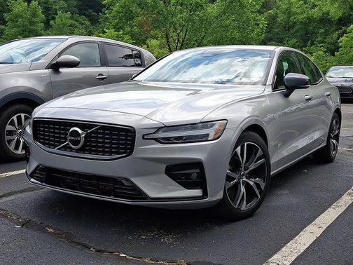 2024 Volvo S60 B5 Core Dark Theme