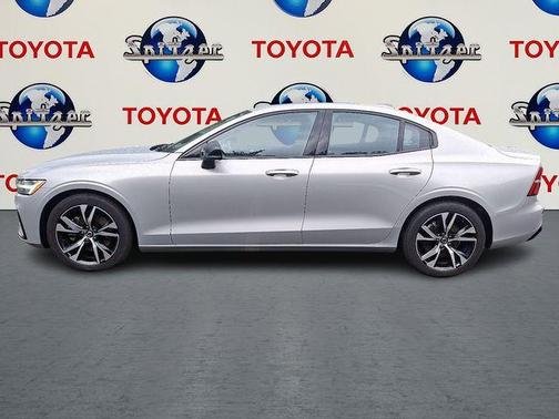 2024 Volvo S60 B5 Core Dark Theme