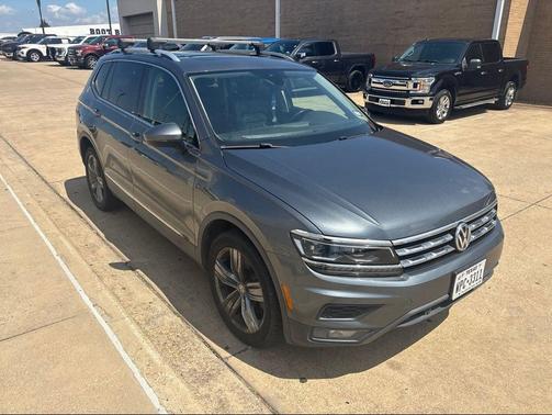 Platinum Gray Metallic 2018 Volkswagen Tiguan 2.0T SEL