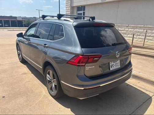 Platinum Gray Metallic 2018 Volkswagen Tiguan 2.0T SEL