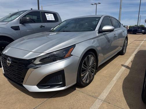 Brilliant Silver Metallic 2023 Nissan Altima 2.5 SL