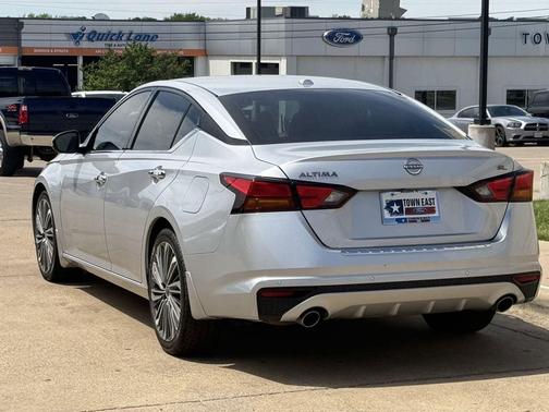 Brilliant Silver Metallic 2023 Nissan Altima 2.5 SL