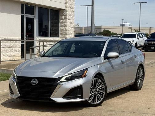 Brilliant Silver Metallic 2023 Nissan Altima 2.5 SL