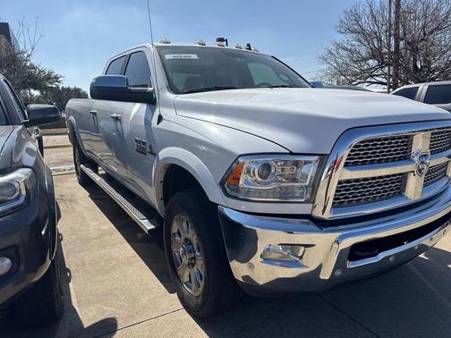 2017 RAM 3500 Laramie Crew Cab 4x4 8' Box