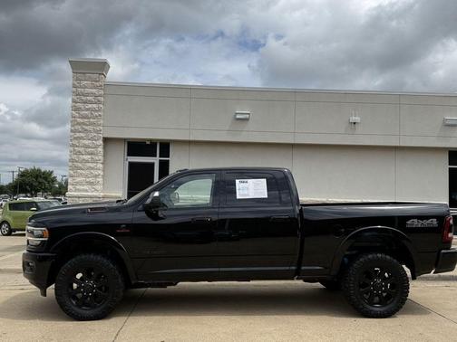 Diamond Black Crystal Pearlcoat 2022 RAM 2500 Laramie Crew Cab 4x4 6'4' Box