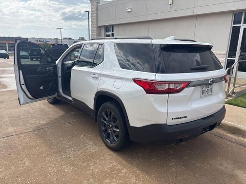 Iridescent Pearl Tricoat 2021 Chevrolet Traverse RS