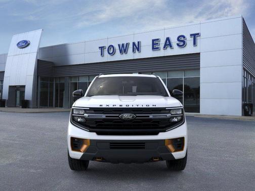 Star White Metallic Tri-Coat 2026 Ford Expedition Tremor