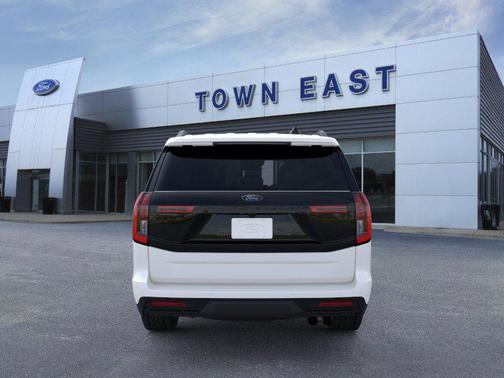 Star White Metallic Tri-Coat 2026 Ford Expedition Tremor