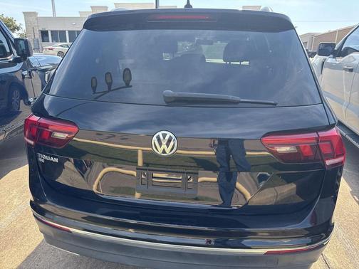 Deep Black Pearl Metallic 2018 Volkswagen Tiguan 2.0T SE