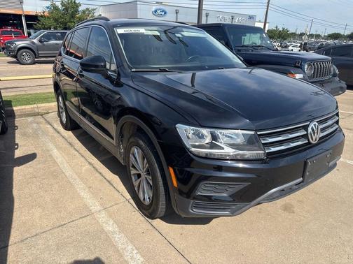 Deep Black Pearl Metallic 2018 Volkswagen Tiguan 2.0T SE