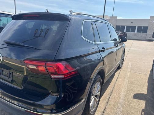 Deep Black Pearl Metallic 2018 Volkswagen Tiguan 2.0T SE
