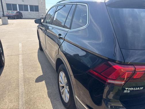 Deep Black Pearl Metallic 2018 Volkswagen Tiguan 2.0T SE