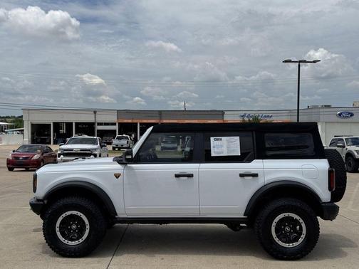 Oxford White 2022 Ford Bronco Badlands