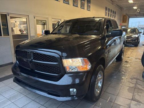 Brilliant Black Crystal Pearlcoat 2016 RAM 1500 Tradesman/Express