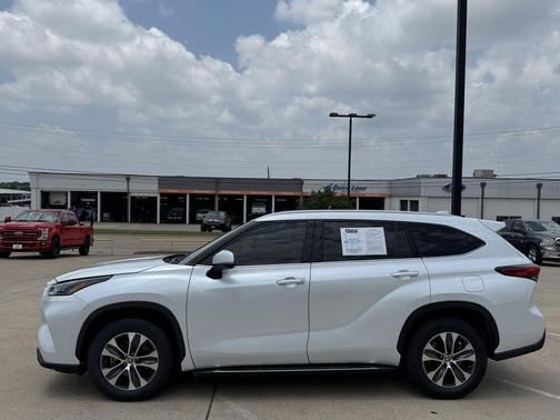 Wind Chill Pearl 2022 Toyota Highlander XLE