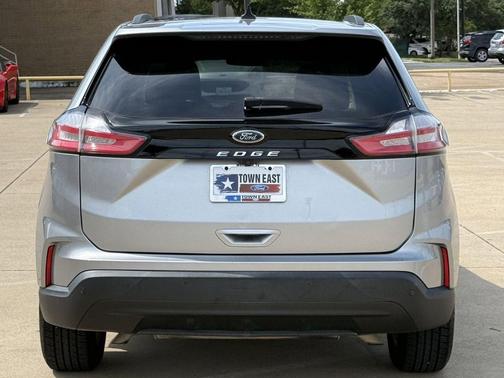 Iconic Silver Metallic 2021 Ford Edge SE