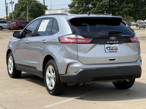 Iconic Silver Metallic 2021 Ford Edge SE