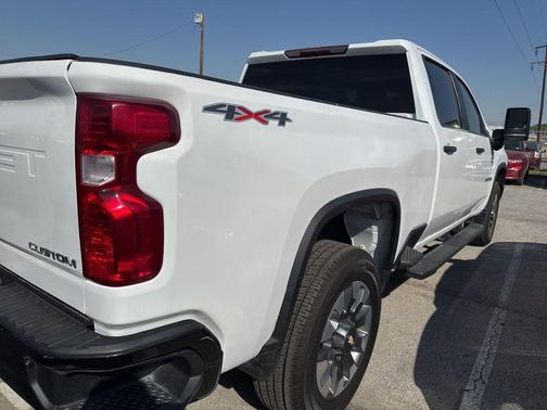 Summit White 2022 Chevrolet Silverado 2500 Custom