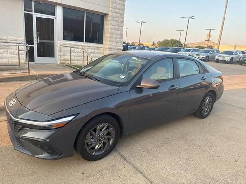 2024 Hyundai ELANTRA SEL