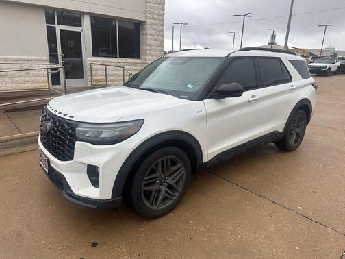 Star White Metallic Tri-Coat 2026 Ford Explorer ST-Line