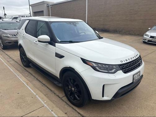 White 2019 Land Rover Discovery SE