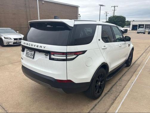 White 2019 Land Rover Discovery SE