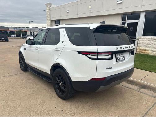 White 2019 Land Rover Discovery SE