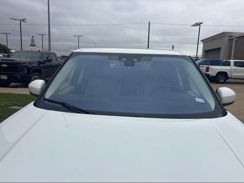 White 2019 Land Rover Discovery SE