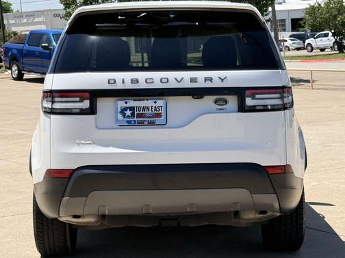 White 2019 Land Rover Discovery SE