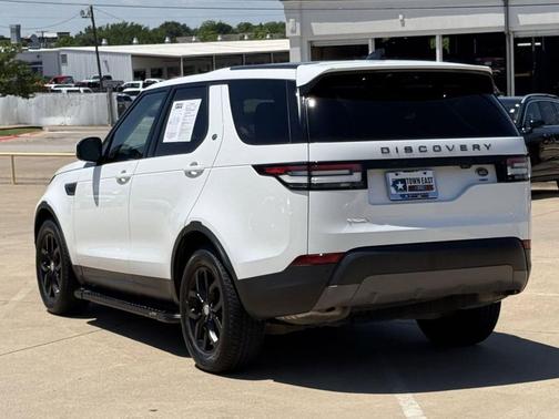 White 2019 Land Rover Discovery SE
