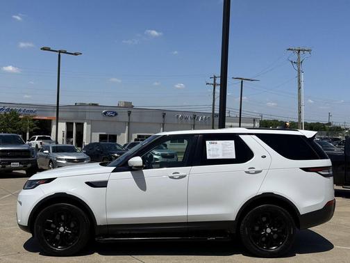 White 2019 Land Rover Discovery SE