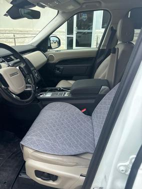 White 2019 Land Rover Discovery SE