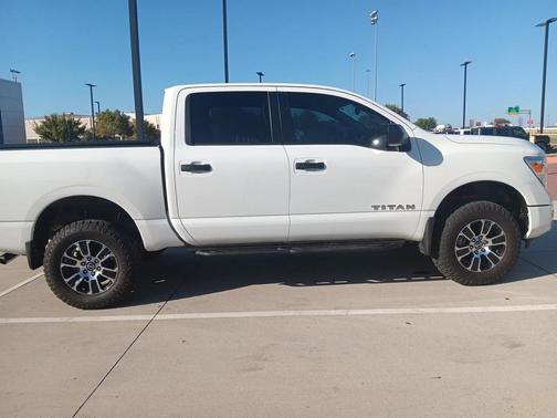 2024 Nissan Titan SV