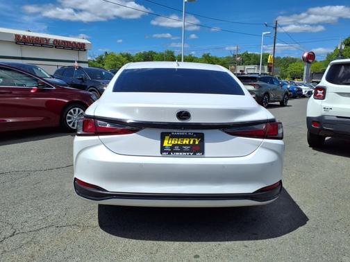 2024 Lexus ES 300h Luxury