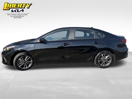 Aurora Black Pearl 2024 Kia Forte LXS