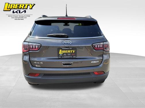 Granite Crystal Metallic Clearcoat 2018 Jeep Compass Latitude