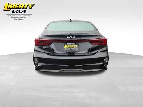 Aurora Black Pearl 2024 Kia Forte LXS