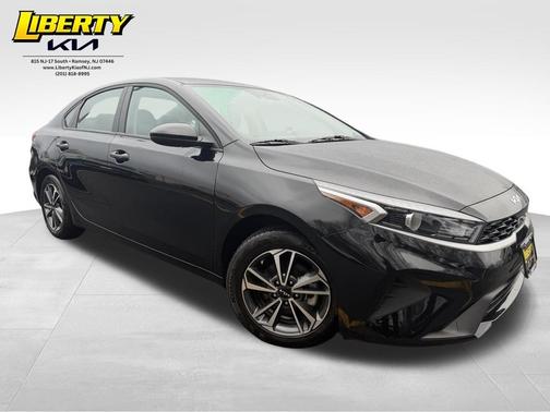 Aurora Black Pearl 2024 Kia Forte LXS