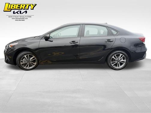 Aurora Black Pearl 2024 Kia Forte LXS