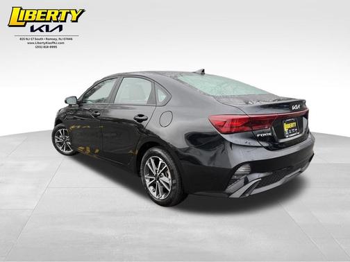 Aurora Black Pearl 2024 Kia Forte LXS