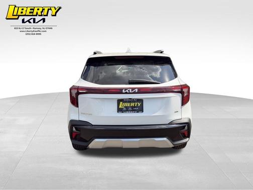 Snow White Pearl 2024 Kia Seltos S
