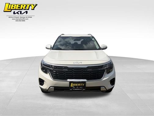 Snow White Pearl 2024 Kia Seltos S