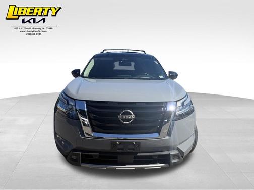 Solid Gray / Super Black 2022 Nissan Pathfinder Platinum