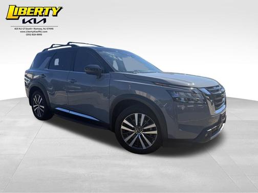Solid Gray / Super Black 2022 Nissan Pathfinder Platinum