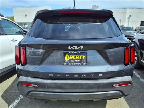 2022 Kia Sorento LX