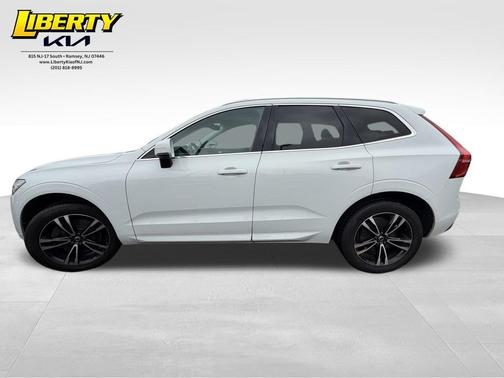 Ice White 2018 Volvo XC60 T6 Momentum